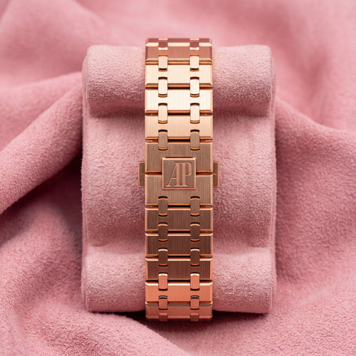 Integrated rose gold bracelet and AP clasp of the Audemars Piguet Royal Oak 15407OR