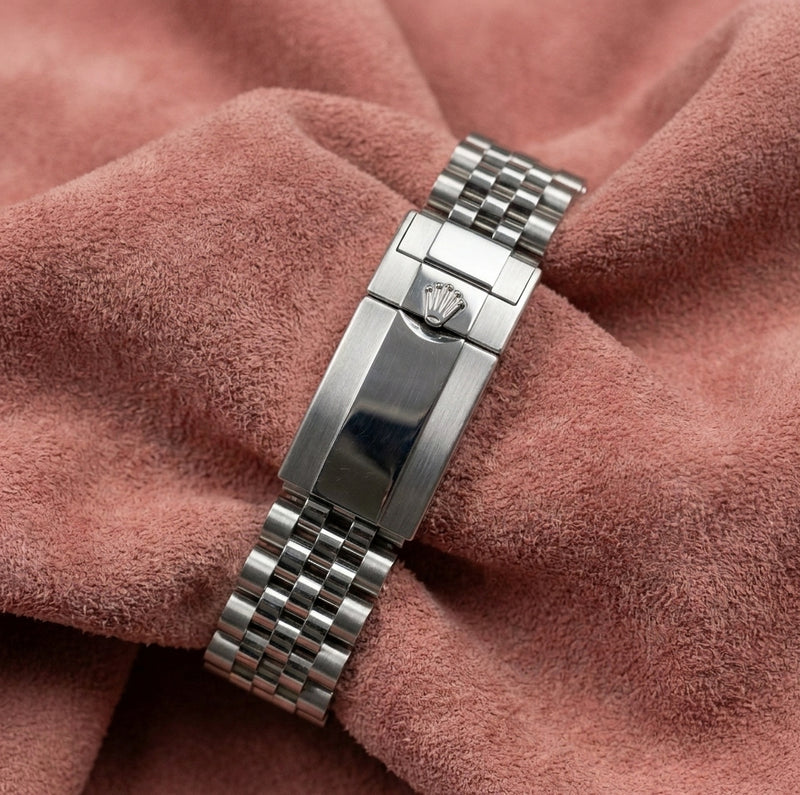 Steel Jubilee bracelet with crown-emblem clasp on pink fabric