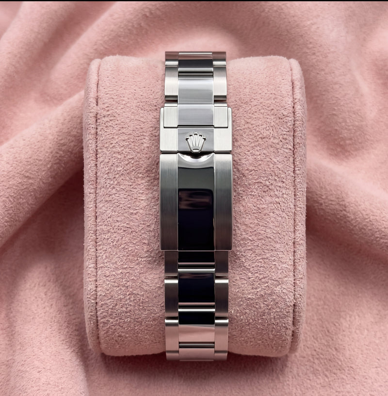 Stainless steel Oyster bracelet and Rolex clasp on the black-dial Daytona 126500LN