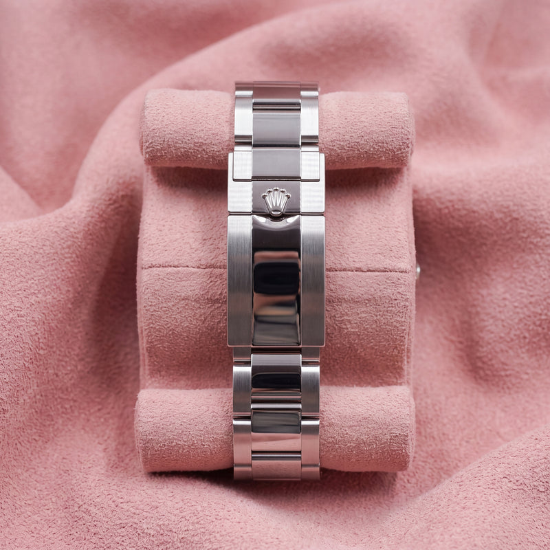 Close-up of the platinum bracelet and clasp on a Rolex Daytona 126506