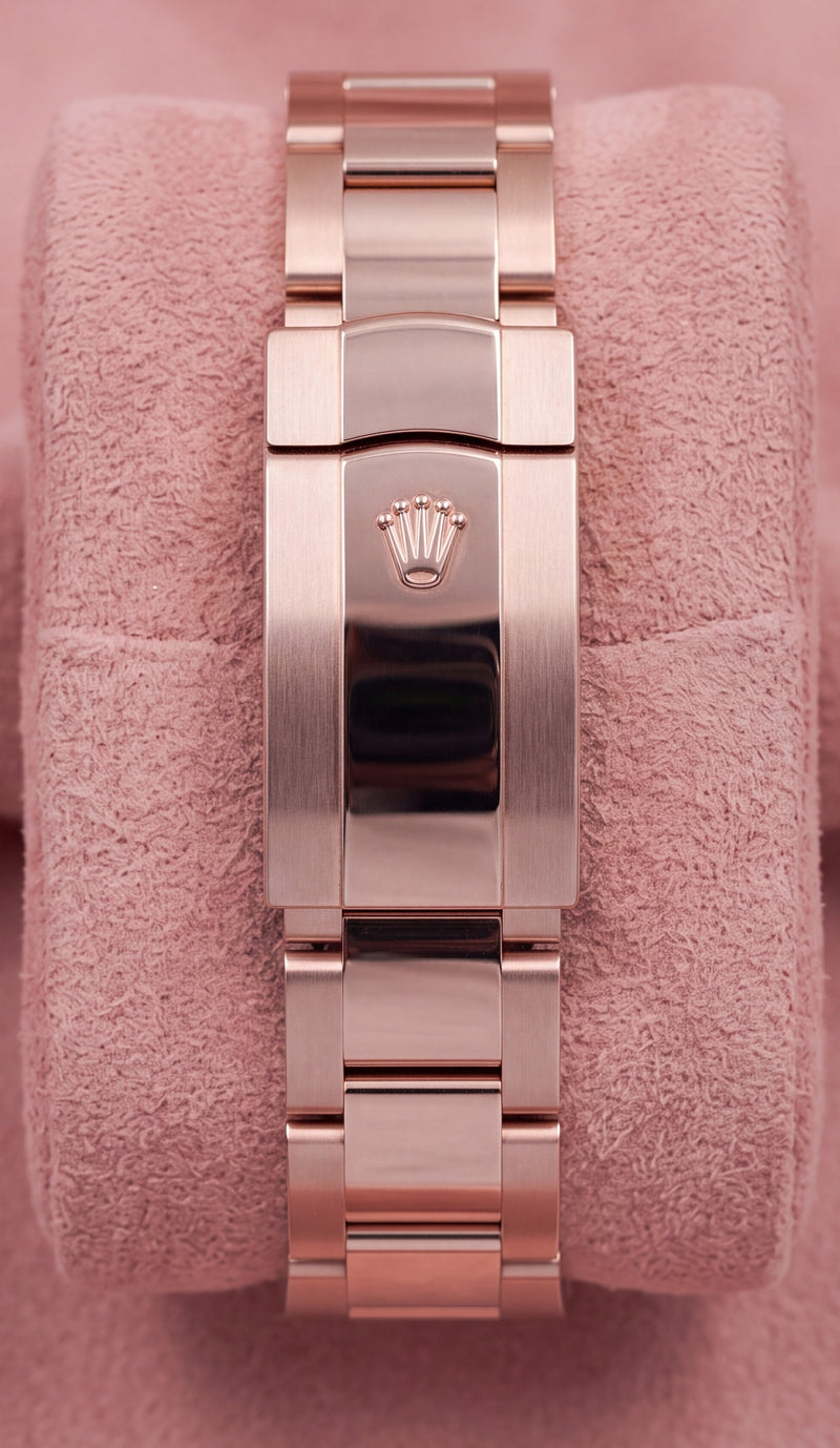 Rose gold Oyster bracelet and Rolex clasp on the Sky-Dweller 336935